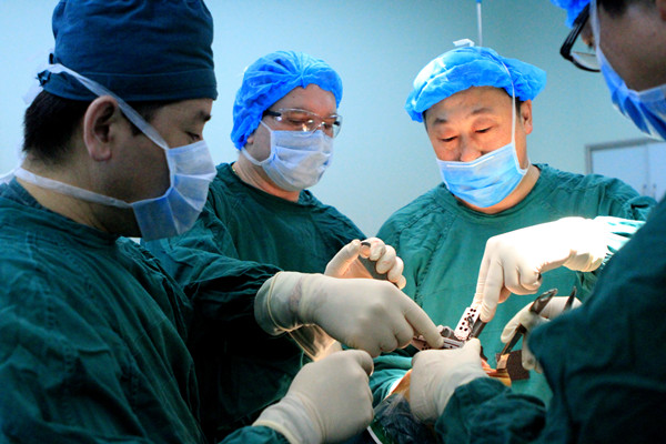 医院邀请英国骨科专家来院进行关节置换手术指导2012.4.2 (1).JPG
